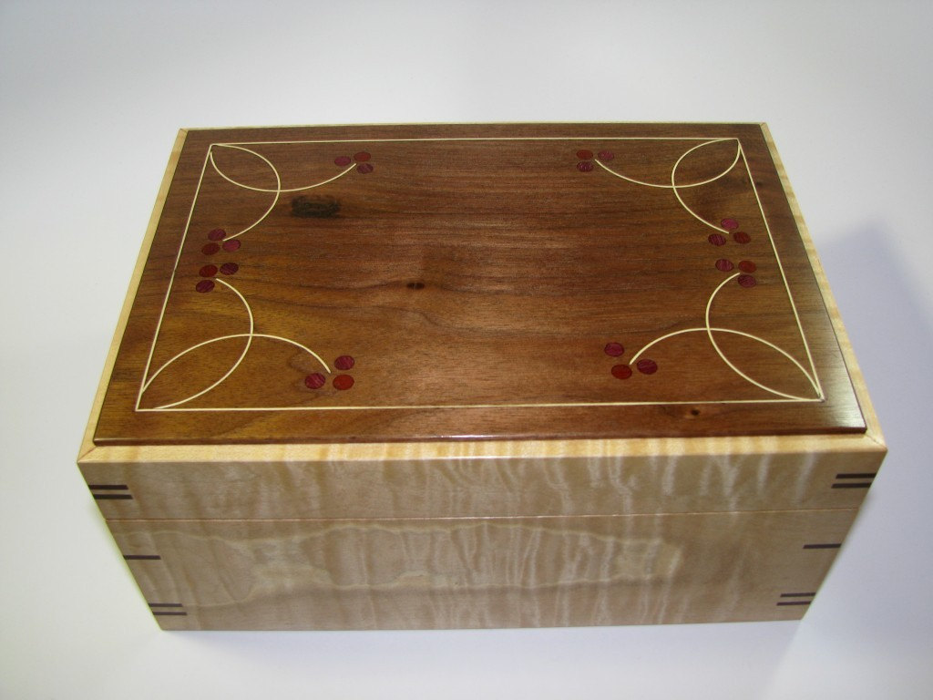 Modern-antique Keepsake Box. Hand Inlaid Using Traditional Tools And Techniques. 10" X 7" X 4.5"