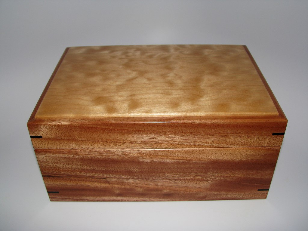 Lovely Quilted Maple And Mahogany Memory Box. 10" X 7" X 4.5"
