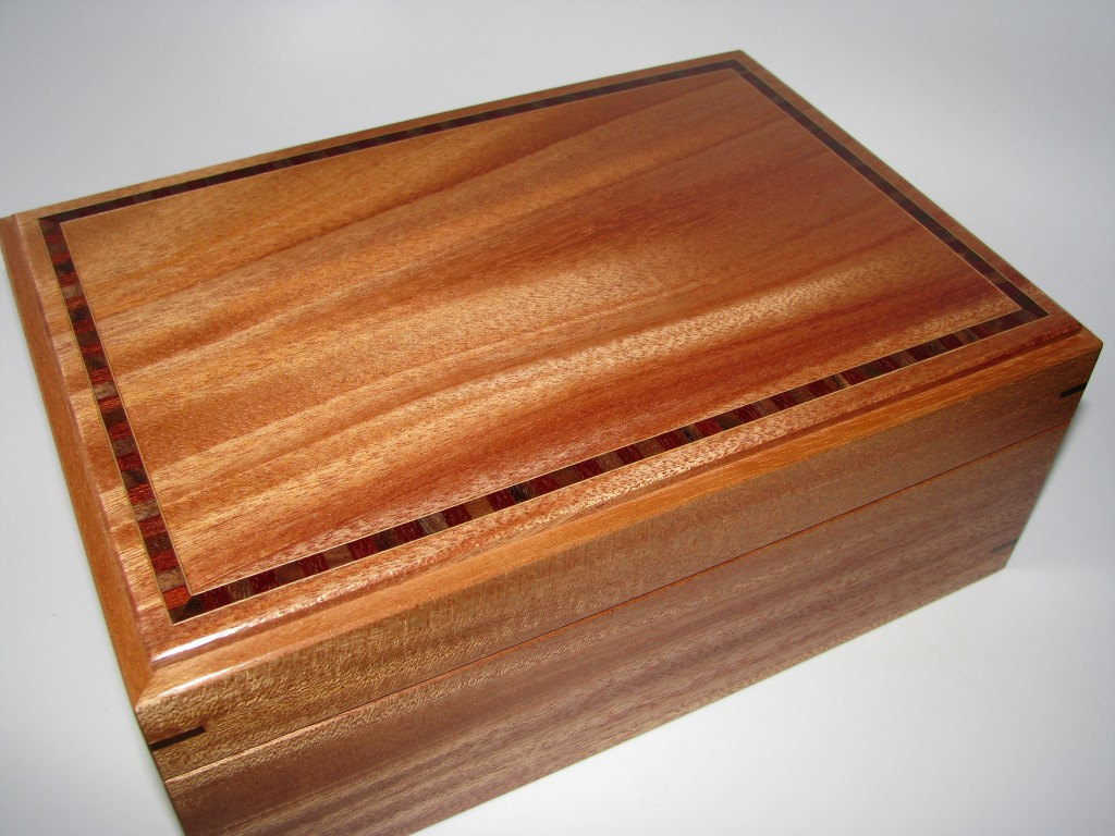 Fine Handcrafted Mahogany Memory Box Featuring An Inlaid Top And Lined In Leather. 10.5" X 7.25" X 4"