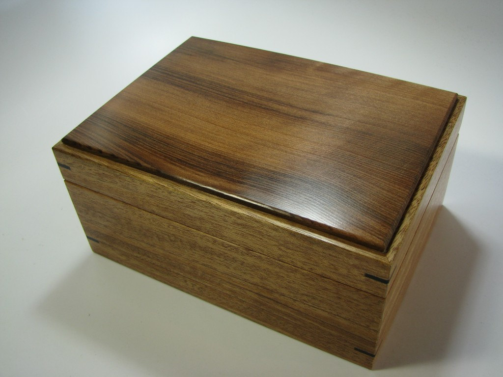 Lovely Warm-toned Redwood And Mahogany Keepsake Box. 8" X 6" X 4"